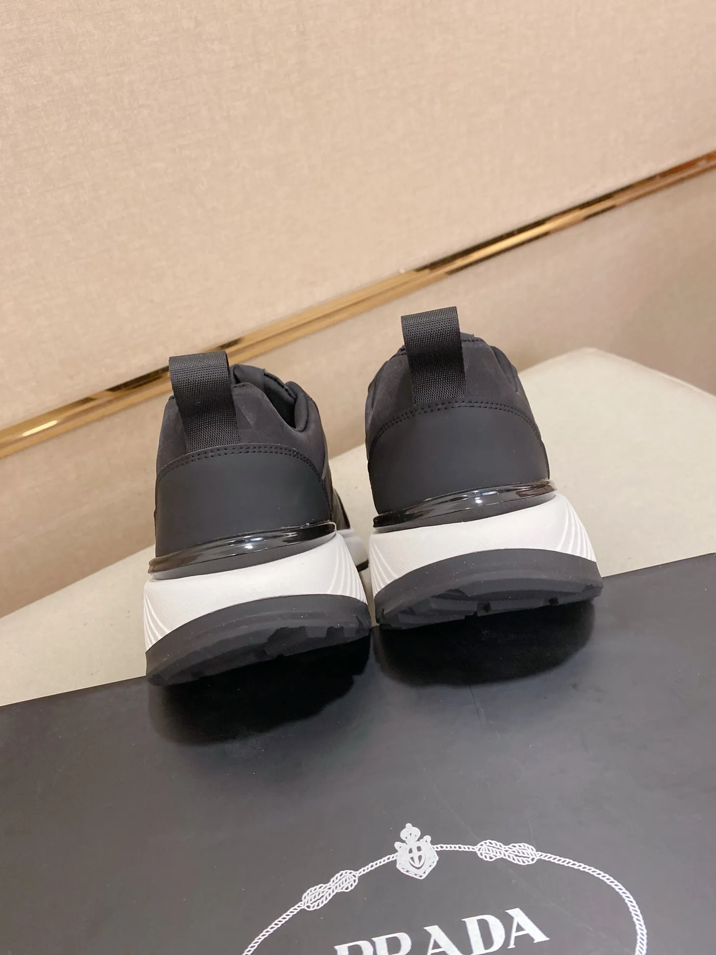 Men's shoes 💰 442💰 ✔️✔️✔️The new PRADA (Prada) counters are launched simultaneously. The new men's shoes and 😘fabrics are made of selected cowhide and waterproof and breathable fabrics. Lining: Breathable mesh lining. 👍🏿 High-end ☄️ air-cushion molded anti-slip rubber outsole, exquisite lines, simple and elegant, comfortable and high-end for leisure travel. Code number: 38 to 44 (45 can be customized and cannot be returned or exchanged)